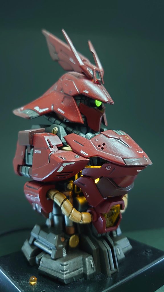 全景です。モノアイ、頭部センサ、胴体内部、腹部メガ粒子砲にLEDを組み込んでいます。