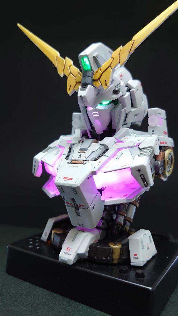 2つのスイッチ入力で点灯/効果音パターンと色が別々に変化します。フルカラーLEDなので、ランダムに色を変えることができます。