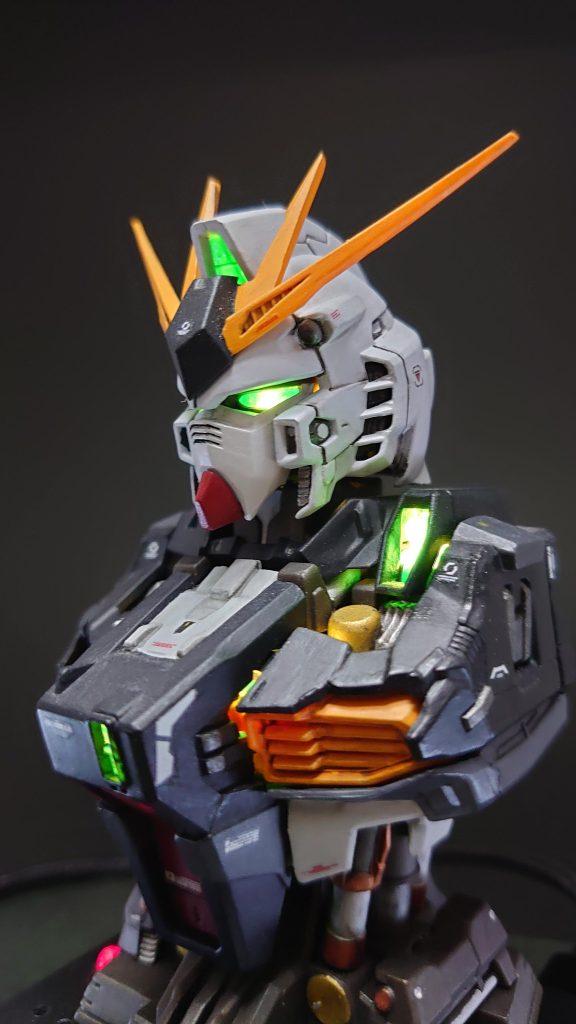 カメラ、頭部センサ、胸部センサ、肩部センサ、にLEDを組み込んでいます。