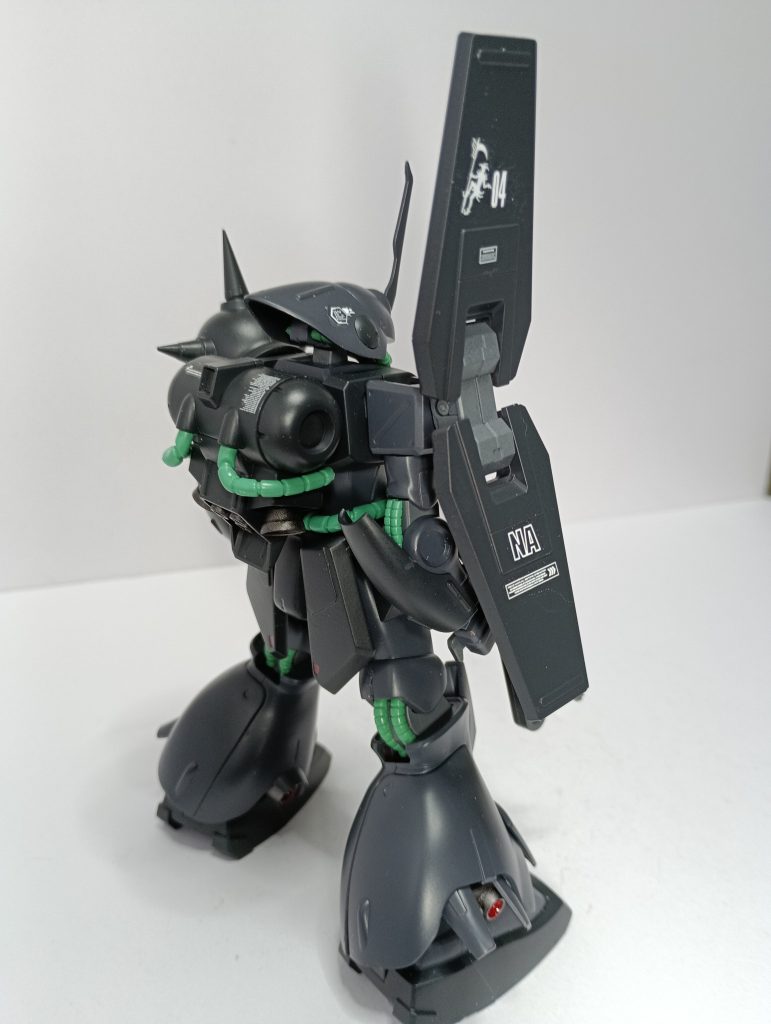 背部。元キットと判別できるよう。パイプの緑を残しましたが、個人的にいい感じです(zaku-kao5)