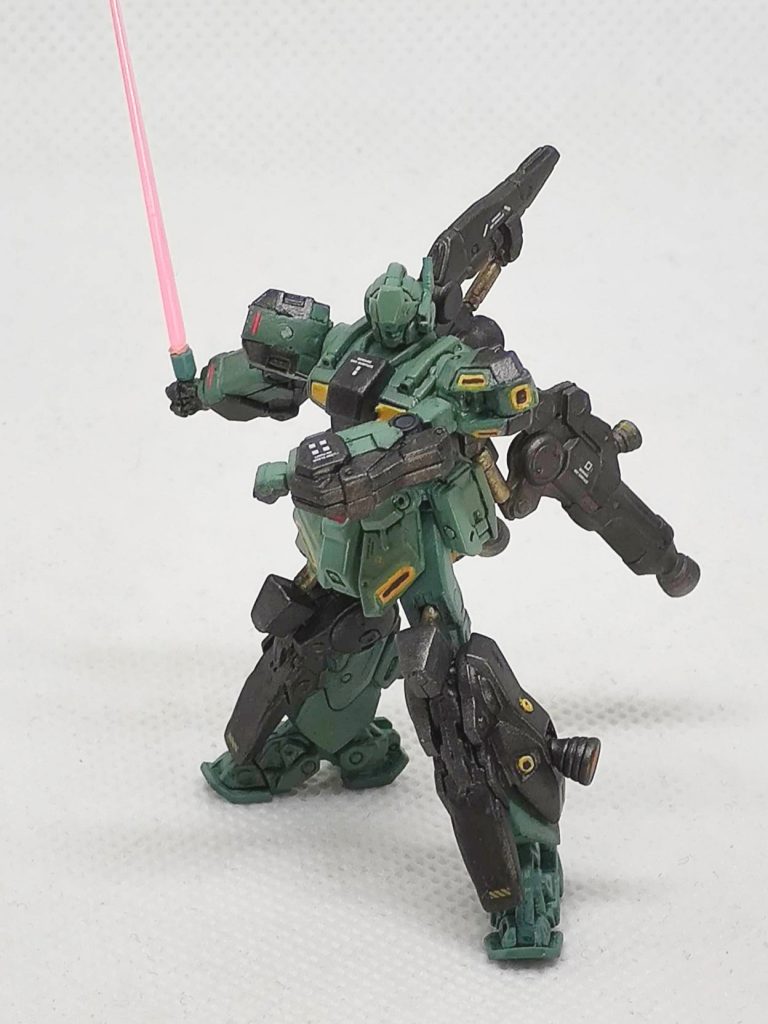 ビームサーベルを起動して、左腕でコクピットをカバーしつつ、クシャトリアに突っ込みます。