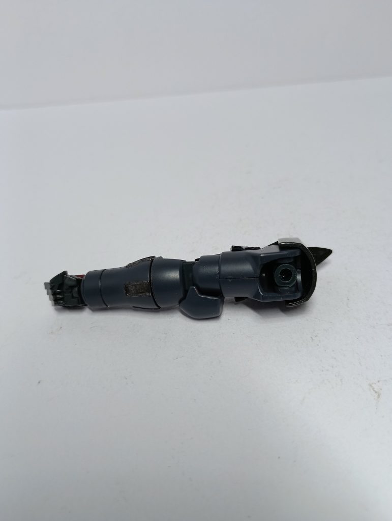 脇が閉まるようにしたかったので、肩の胴体へ取付部分を少し削っています。