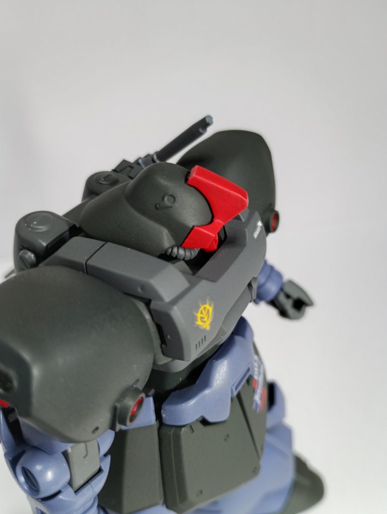 ドム定番の首を埋める改造と、ひさしの形状を変えています。