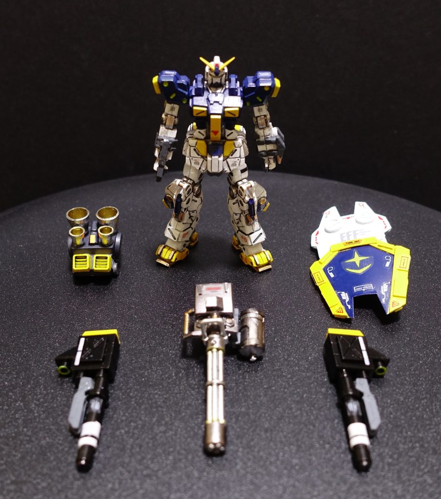 05)&nbsp;&nbsp;&nbsp;&nbsp;ランドセルの超大型ジェットエンジン、ガトリング、2連のビーム砲、打突機能も備える大型シールドなどが主な兵装だ。