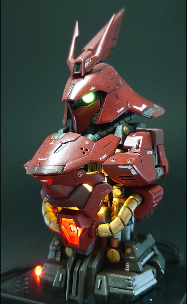 モノアイは内臓モータで左右に動きます。