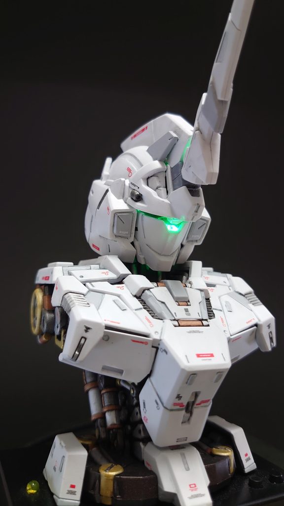 頭部、肩部はコネクタ接続式にしているので、ユニコーンモードにも換装可能です。