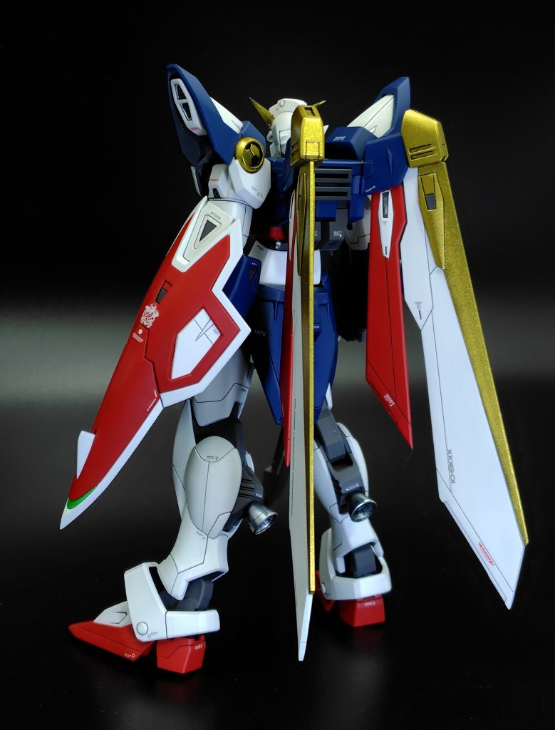 スジボリ追加はほどほどに、デカール多めで情報量を追加しました。シールドには敗者たちの栄光用デカールからヒイロのパーソナルマークを貼ってみましたが、ヒイロってウイングガンダムに愛着なさそうだから、ドクターJあたりが勝手に書いたんでしょう、きっとｗ