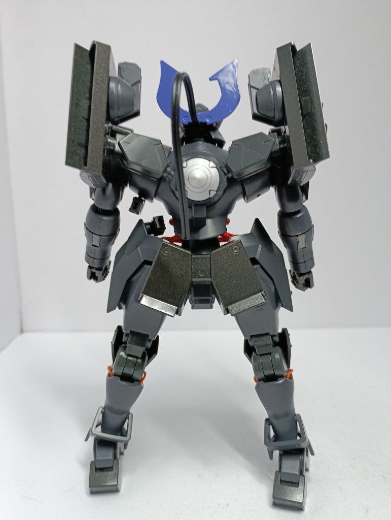 背部。粒子スラスターに疑似ドライブを２つ増設「トリニティシステム(適当)」にて単純な出力ならダブルオーライザーを超えているイメージ。