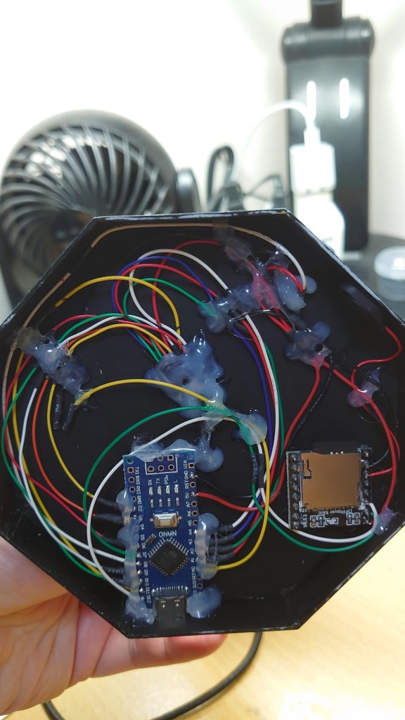 台座部分にArduino（マイコン）と音声出力基盤、モード切替スイッチを組み込んでいます。