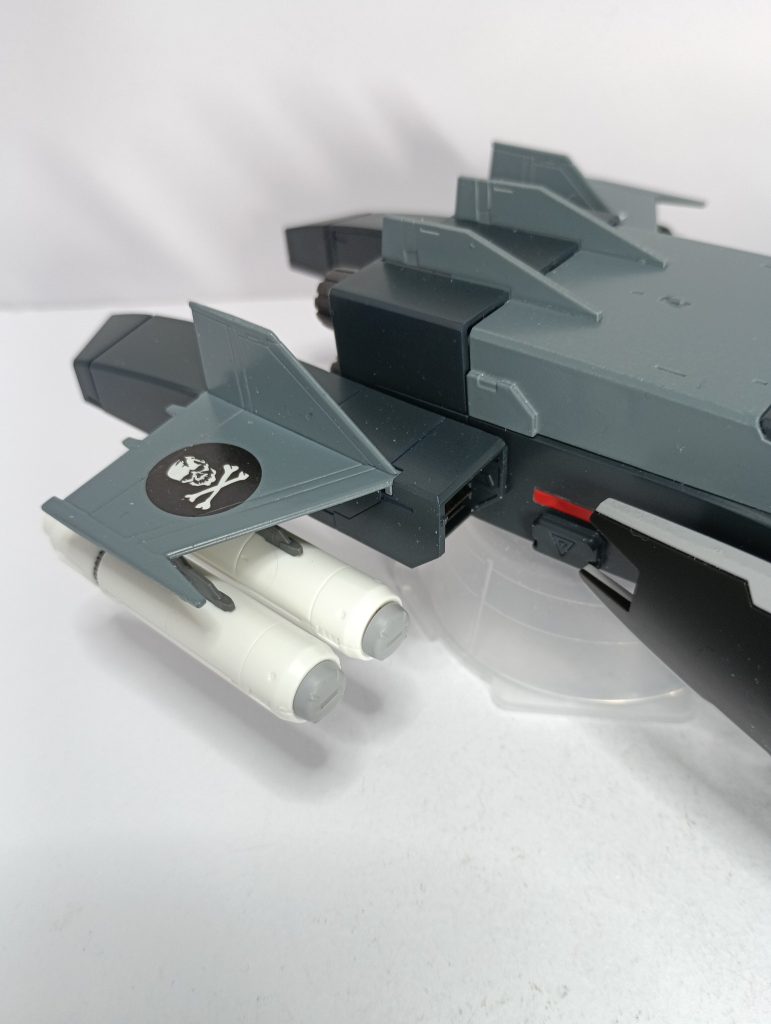 翼には反応弾…でなく基地を攻撃するためのバンカーバスターを装備。