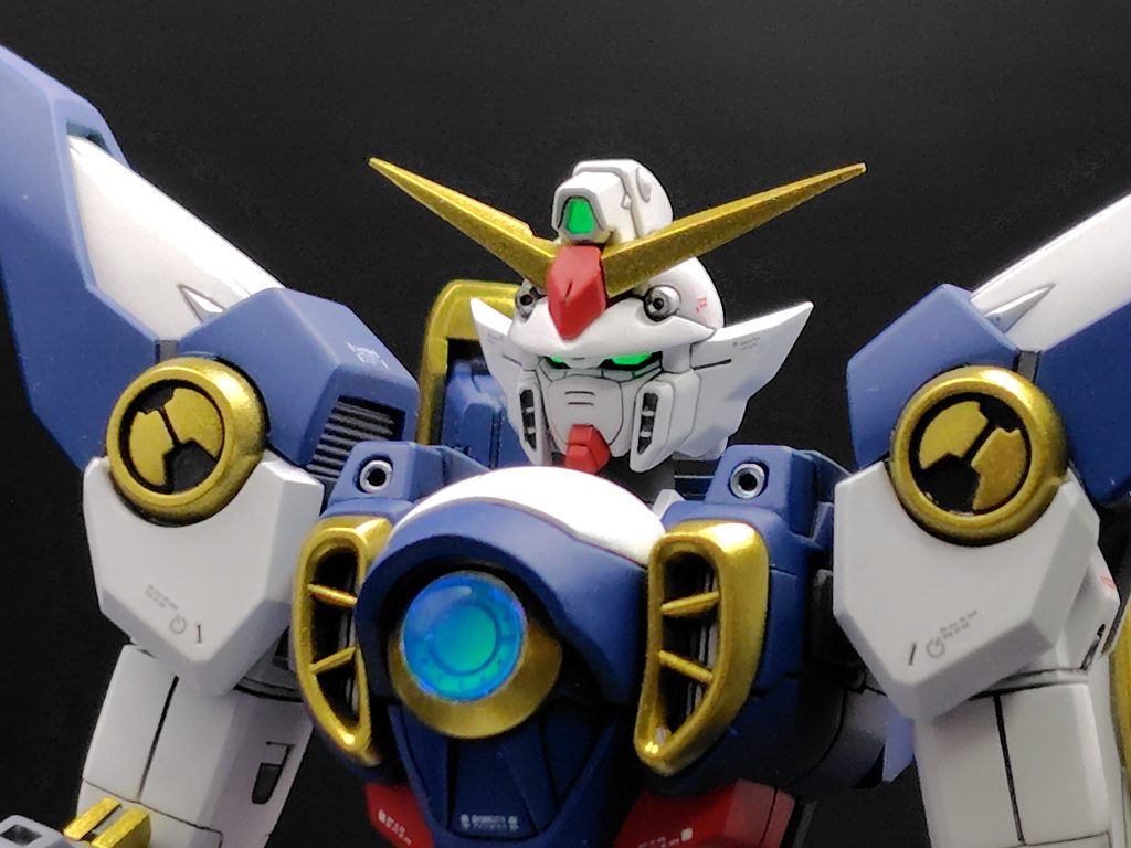 あなたEGじゃなくてRGですよね！？と言いたくなるくらいイケメンすぎる頭部。胸部はサーチアイをHアイズに交換したり、ダクト奥にスリットモールドを彫り込んだりしています。