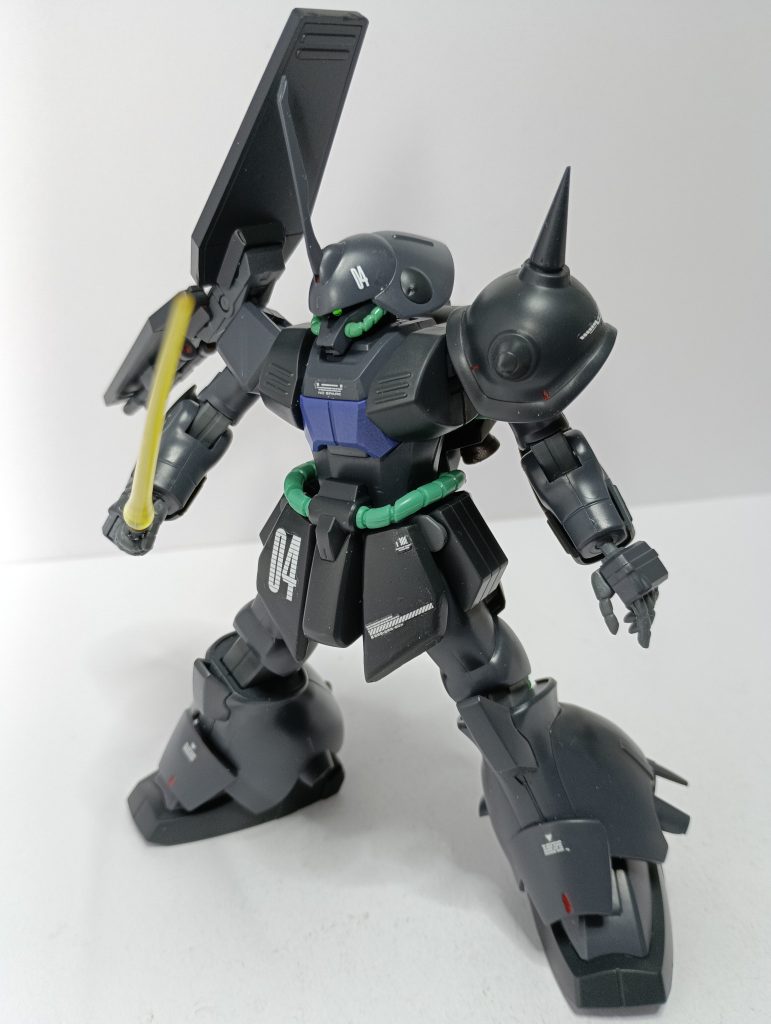 ジャーマングレイとファントムグレイの組み合わせは個人的に大好きなのですが、全体的に地味になってしまうので、デカールは派手目のものを貼り付けました。