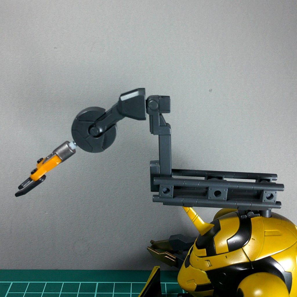 クレーンは折りたたみ式になっていて、展開して伸びます。