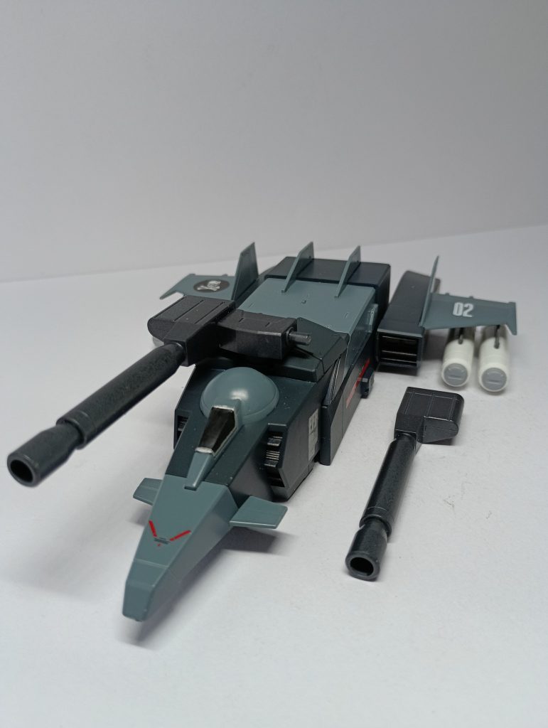 ガンダム排出後。本来は後部の翼部分が変形するのですが、翼に武器がついてるので、変形せずにそのまま合体するようにしています。