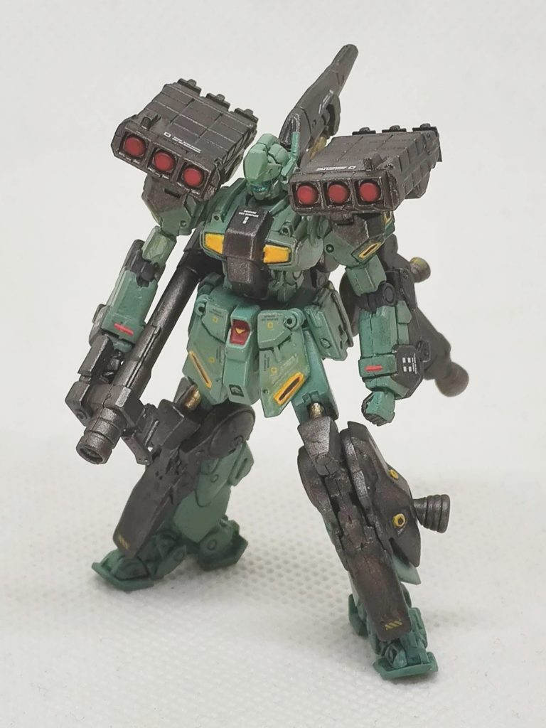 バズーカは切り離した後、ビームサーベル同様に磁石で固定出来るように改造しています。