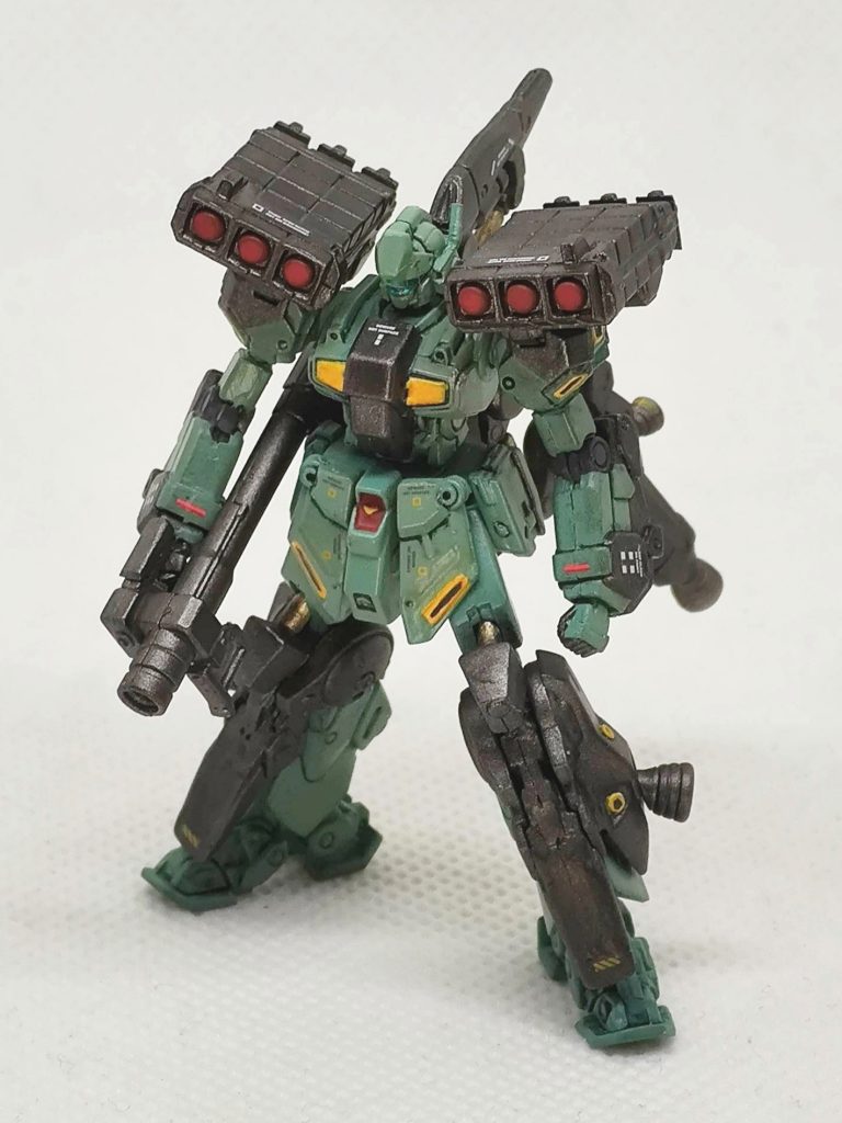 バズーカは切り離した後、ビームサーベル同様に磁石で固定出来るように改造しています。