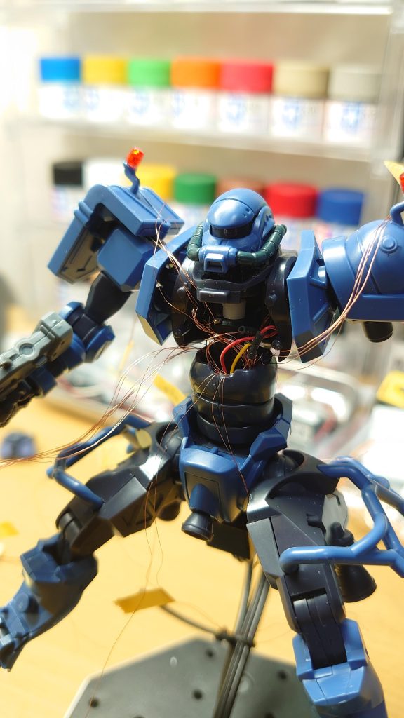 MS胴体部に極小電動サーボモータを入れて、（少しだけ）モノアイが駆動します。