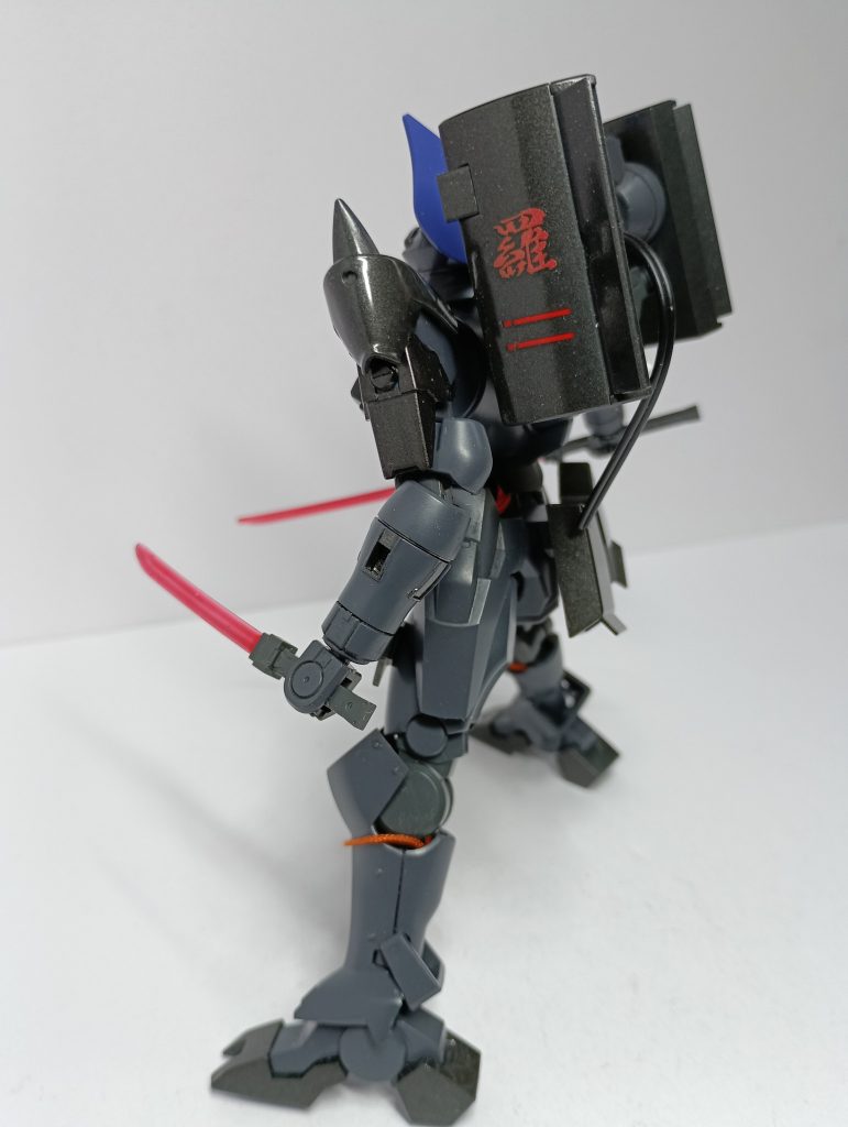 肩の粒子スラスターが旗指物をイメージしてデザインされているように思えたので、そう見えるようにデカールを貼り付けました。