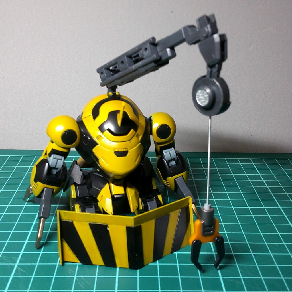 ワイヤー部分は、チェーンだと重すぎるし、リード線はまっすぐにならないので、アルミ線で再現しました。先端は100均のクレーンから。クレーンを使用する際は、クローアームで地面をつかんで機体を固定します。