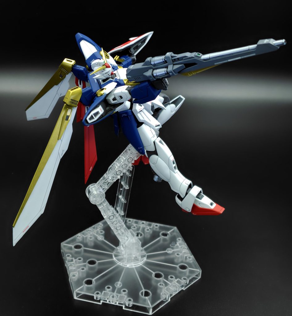 黄色部分を金色に塗ってしまうのは、旧1/100キットを組んだ人間の宿命なのです。俺にはこの塗り方しかできない…