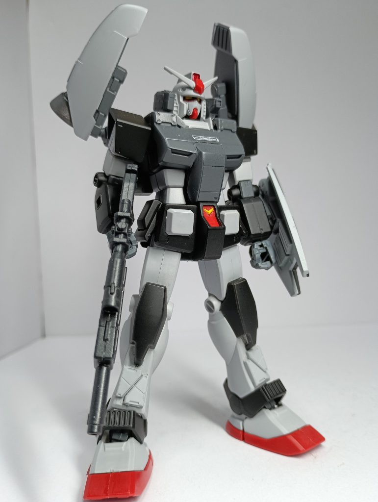 中のガンダム。特殊部隊のイメージのため、頭には追加のセンサー類を装備。胸はボディアーマーのイメージで改造しています。