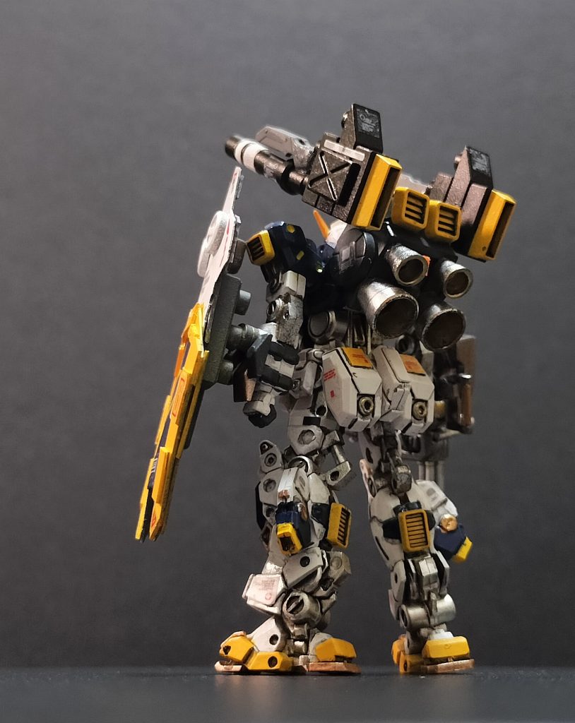 08) RX-78-6Aは脚部ユニットでホバリングを行った。ジオンのドムのそれを参考としたからだ。しかし実際は姿勢制御が難しく、操縦は困難を極めた。その反省から二番機6Bではホバリングのメインユニットを背部ランドセルにした。脚部スラスターは姿勢制御やホバリング中の急な方向転換などに用いられる。