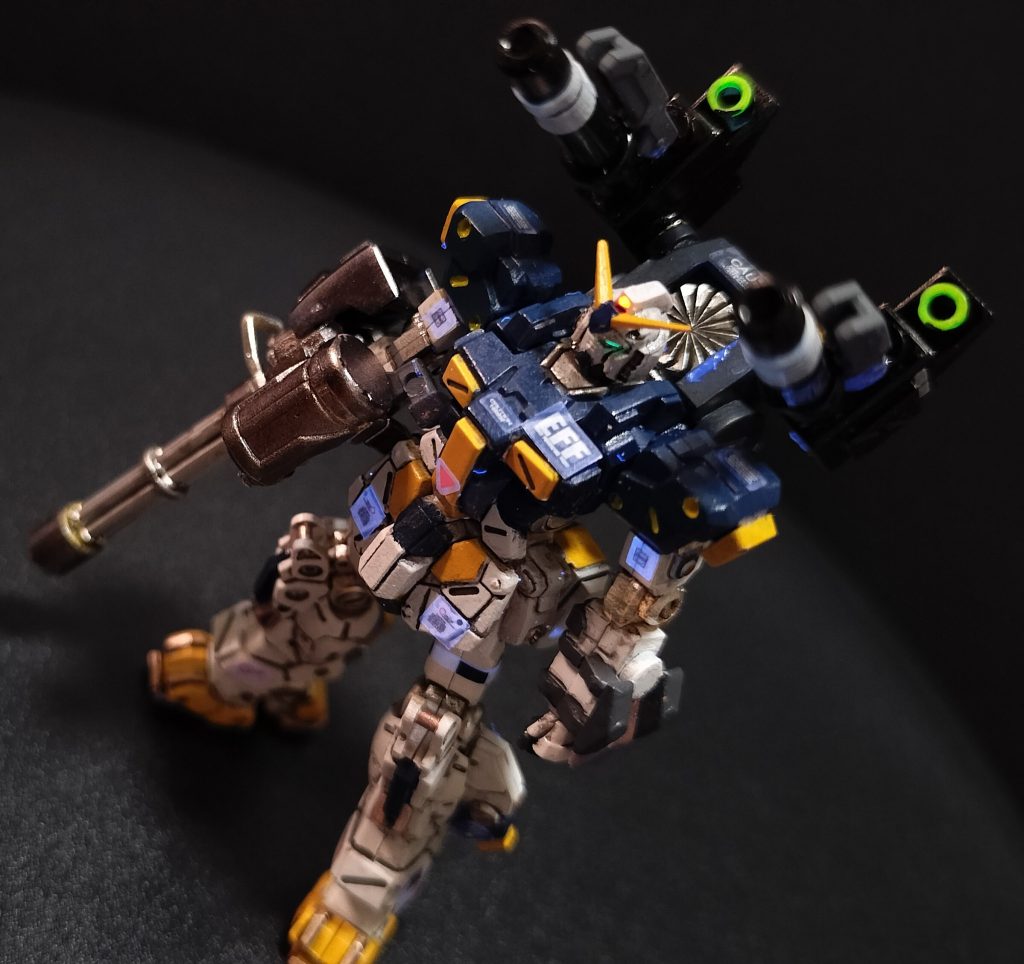 09)&nbsp;&nbsp;&nbsp;&nbsp;ホバリングの推力をまかなうランドセルは、ロケットエンジンではなくジェットエンジンが採用されている。そのため、ランドセル上部には大型エア・インテークとタービンが設けられている。