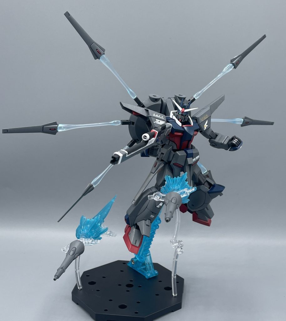 GDU-X7 突撃ビーム機動砲　キラ・ヤマトというスーパーコーディネーターを相手にドラグーンを操って善戦するレイ。　クローン体であるがため死期が迫るレイを突き動かすのは、「キラという存在との因縁」「議長の創る新たなる世界」という悲しい動機でした。自身は新たな世界を見られずとも、その礎たらんとする覚悟が伝わってきます。　定められた運命を否定するキラの言葉に、自身の生き方・命に対して瞬間的に迷いが生じるレイ。　フリーダムとの激闘の末、レイの辿る未来とは・・・・&nbsp;最後までご覧いただき、ありがとうございました(*^▽^*)✨