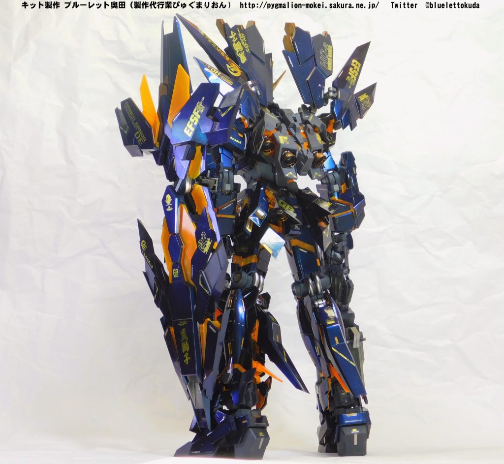 パールは『カーモデル用』ではなく、実車の板金塗料屋さんから取り寄せた偏光パウダーを使用しています。光が急角度に反射すると青緑に、浅い角度から反射すると紫に偏光します。しかし光が弱い場所(通常の室内)などではほぼ真っ黒に・・・。