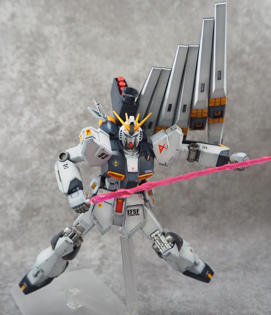 センサーの一部にはラピーテープを使用して複雑に光るようしています。