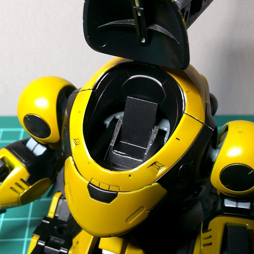 モンキーロディがベースですが、全高4㎜前後（オプション除）の小型重機として作ってます。頭部カバーはランナータグと真鍮線で作った蝶番で開閉します。内部には雑ですが作業員用の座席を作りました。フットペダルとかも作ったけどやっぱり見えませんね。