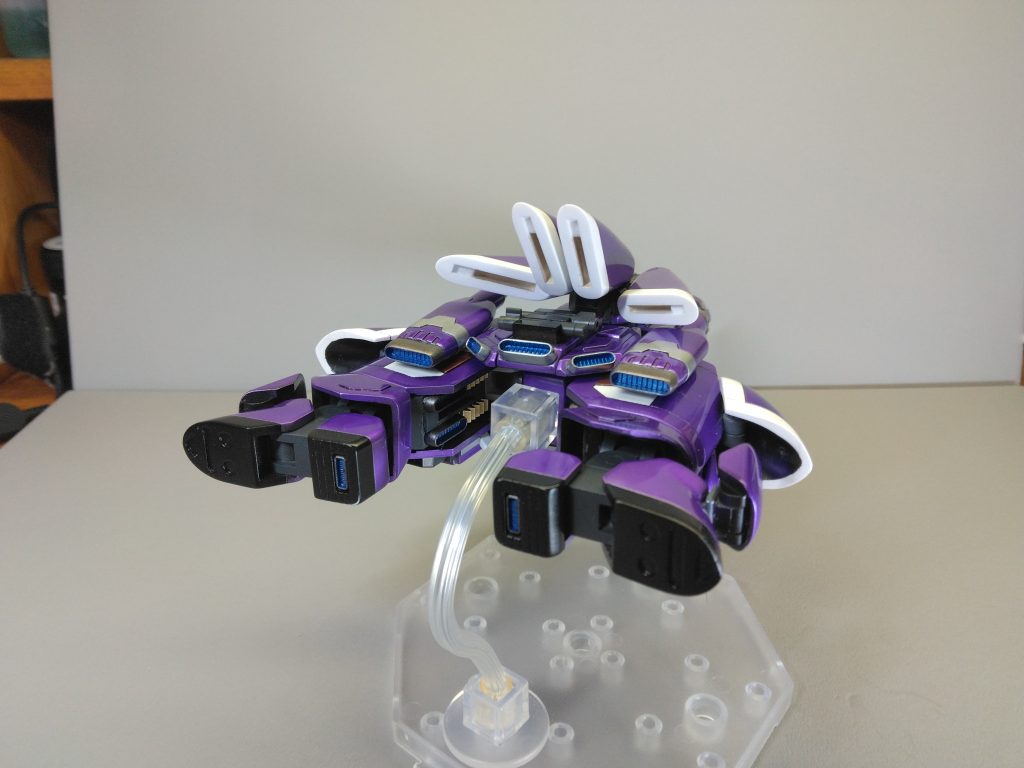 ・太腿のロール軸を引き出すと、腿部の上下を90度曲げられる関節が増えるので、それも使用して、脇腹にぴったりくっつけるように脚部を折りたたみ。膝アーマーは接続部が少し変形した上で180度回転。この状態は、慣性航行と最小限のスラスターでこっそり接近するための形態となっています。