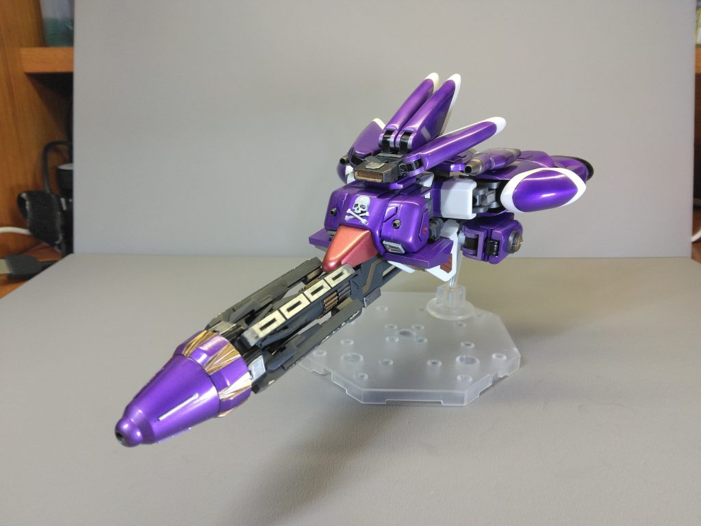 ファントム×Zイメージなので、変形します。変形の手順を細かく解説できるような写真を撮ってるといろんな箇所が削れたり折れたりしそうなので（２敗）、文字のみの簡単な解説でご勘弁を。・頭部は胴体内にエレベータ式で格納し、胸部装甲が90度持ち上がって頭部を完全に覆います。・腕部はマニュピレーターとスラスターが入れ替わり（制作途中に写真あり）、胸側に折りたたんで、肩装甲が胸部装甲と接続。