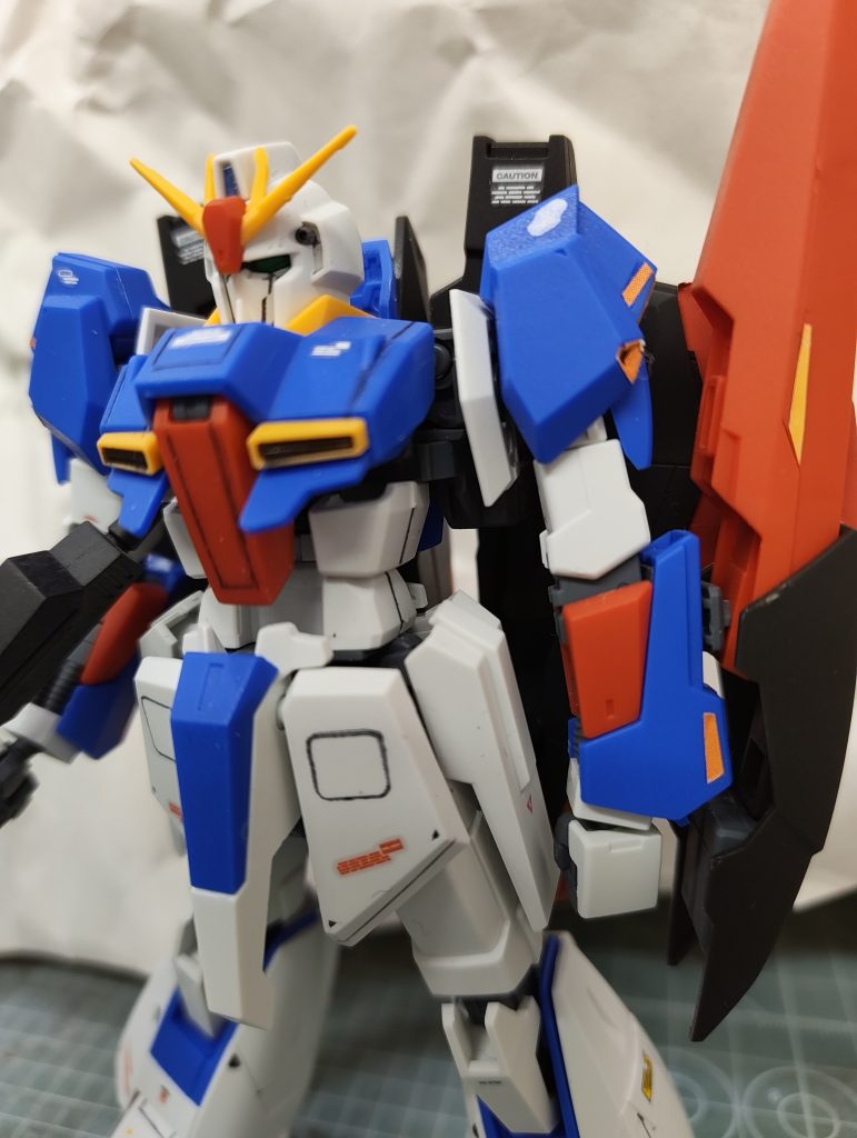 関節に緩いところがあったので、接着したら変形出来なくなりました。まぁ良いけど。