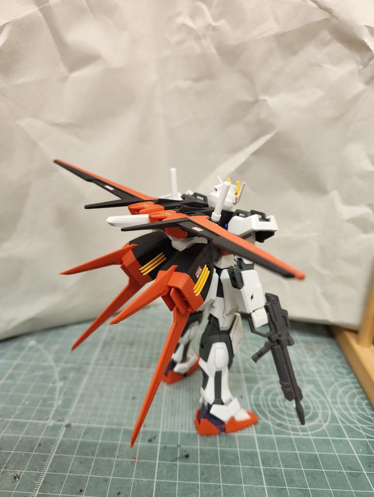 エールストライカーの羽の赤部分はシールで再現。