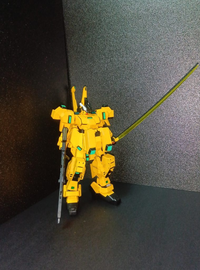 撮影でHGTHE-Oのサーベルだと長すぎたのに気付く。THE-Oの設定にある機能は一通り採用しました。スラスターは50基、肩のスラスターは可動します。
