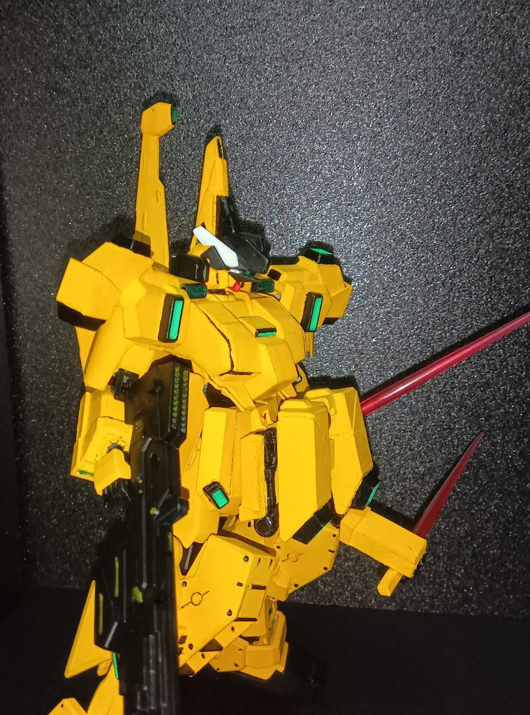 ヘイズル用のサーベルへ変更。頭部のセンサーユニットはMGを参考にバイザー展開状態に、バルカンポッドは取外し可能。胸部は雑誌付録のチョバムアーマーを大型化して採用。