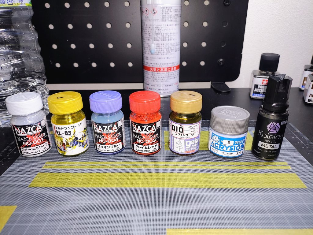 今回使った主な塗料です。内部フレームはABSなので、カレイドカラーワークスのジルコニウムブラックを使いました。水性ですが塗膜が強く、ABSも傷めないのでお勧めです。