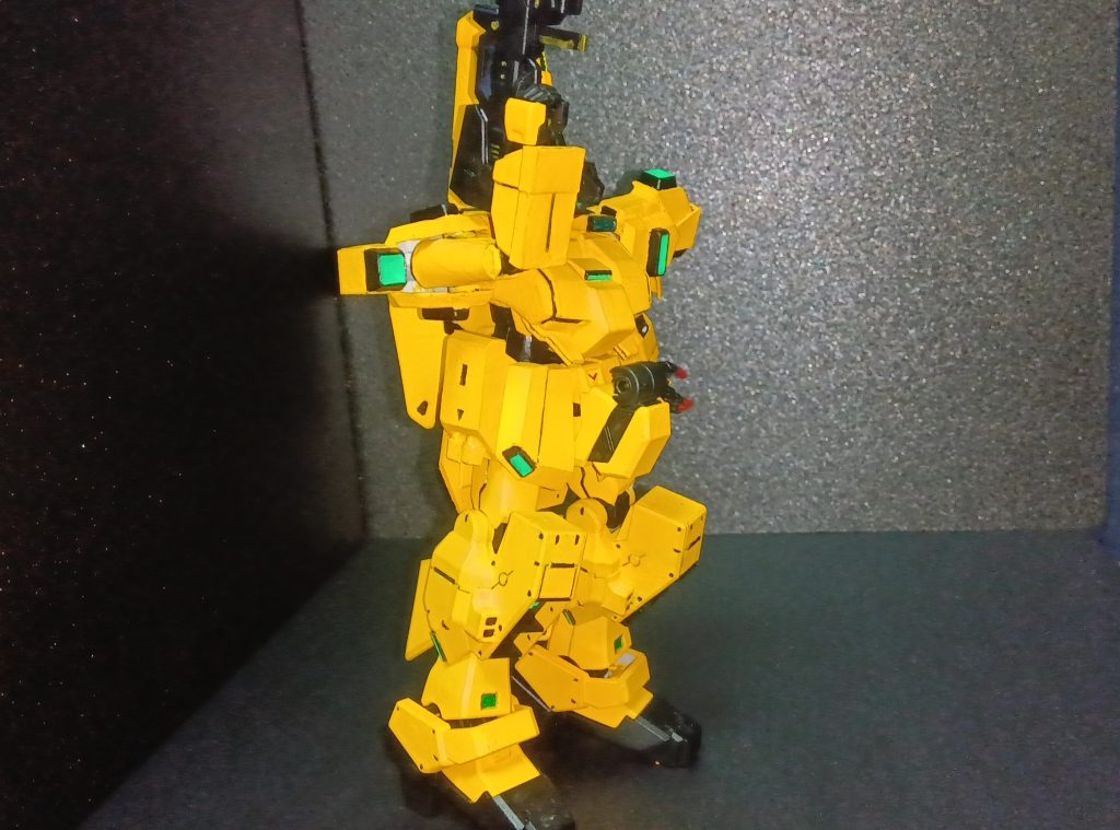 サブアーム基部は前方にズラして配置。サイドスカートにサーベルラックを作成、フロントスカートもサブアームユニット込みでTHE-O感を出してみました。