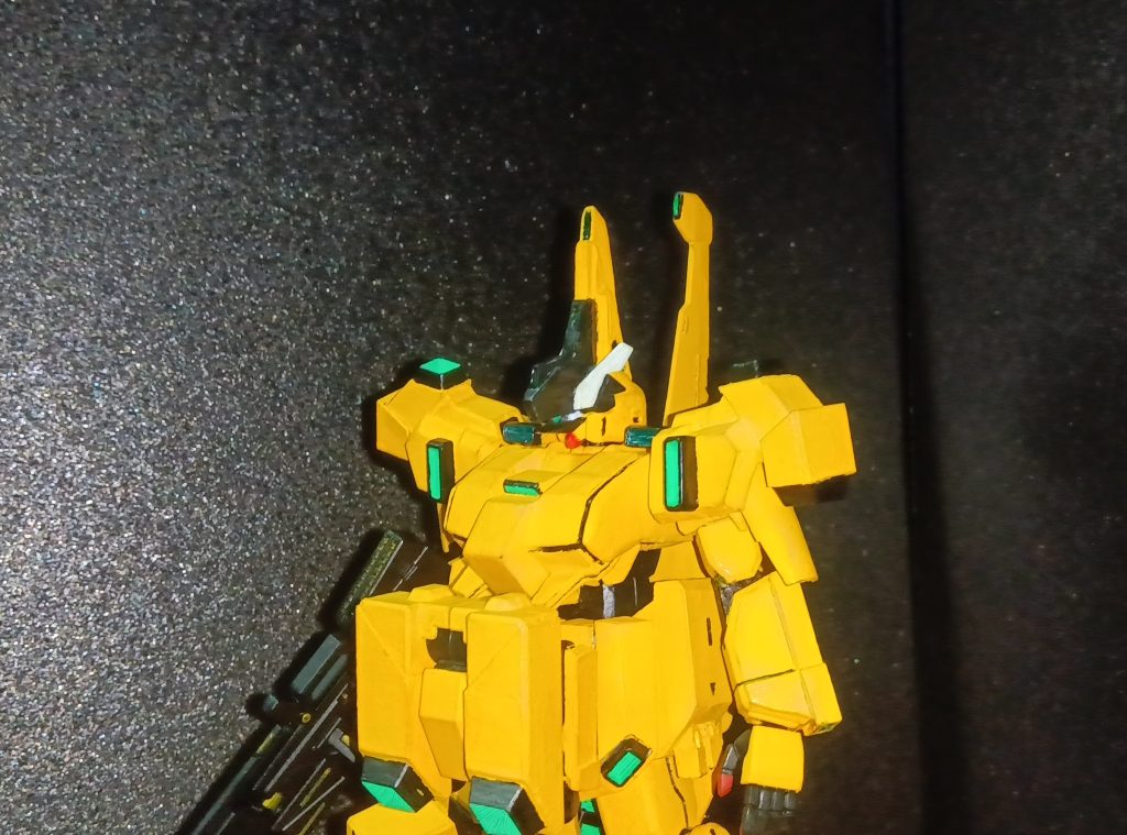 黄色いガンダムである。ハイゼンスレイでも採用された脚部はそのままに腿より上を一通り改造しました。