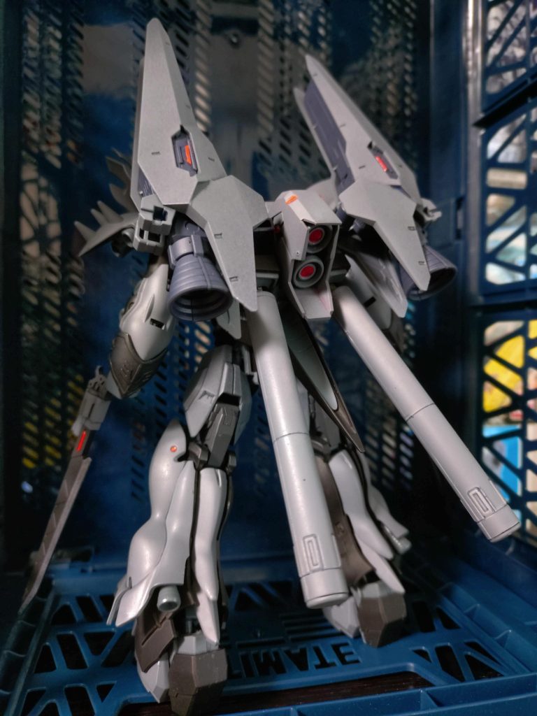 背面。シナンジュのバックパックにテルティウムアームズのブースターをミキシング。