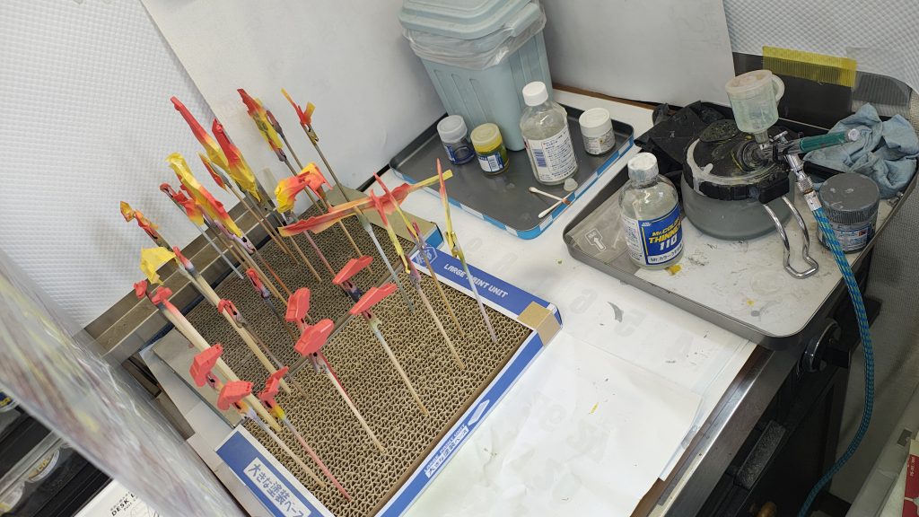 しろ、黃、赤と塗装してはマスキング