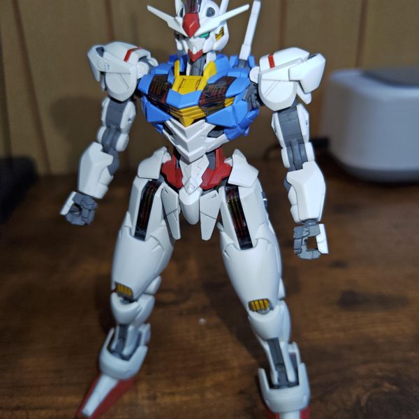 HGガンダムエアリアルの本体が完成♪去年の夏から再熱したプラモ作りで作った中で個人的な技術力は一番高く出来た感じ♪太もも裏の合わせ目や膝の合わせ目も大分と綺麗に消えたので満足いってる♪（2枚目）