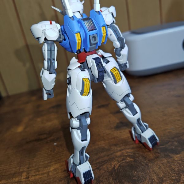 HGガンダムエアリアルの本体が完成♪去年の夏から再熱したプラモ作りで作った中で個人的な技術力は一番高く出来た感じ♪太もも裏の合わせ目や膝の合わせ目も大分と綺麗に消えたので満足いってる♪（3枚目）