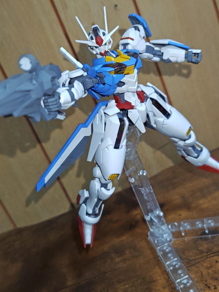 ビットオンフォームでライフル構えて。作品は見てないので、細かい設定がわからないがいい機体だと思った。