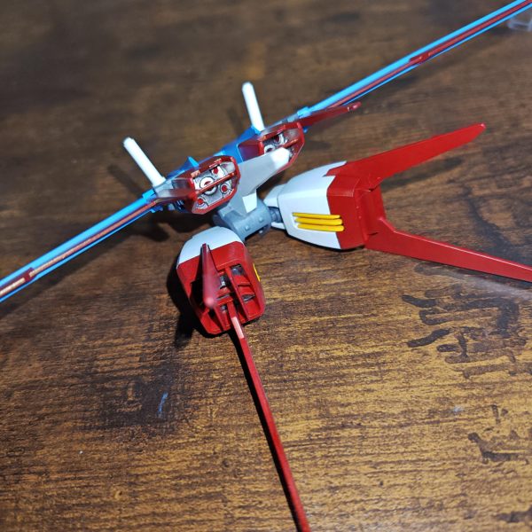 HGガンダムエアリアルの強化用のオリジナルストライカーの塗装と仮組みまで完成♪もう少し白い部分の割合を増やしてもいい感じだったかなと思ったが、これでもいい感じかな♪明日、つや消しして墨入れして本組みします♪（2枚目）