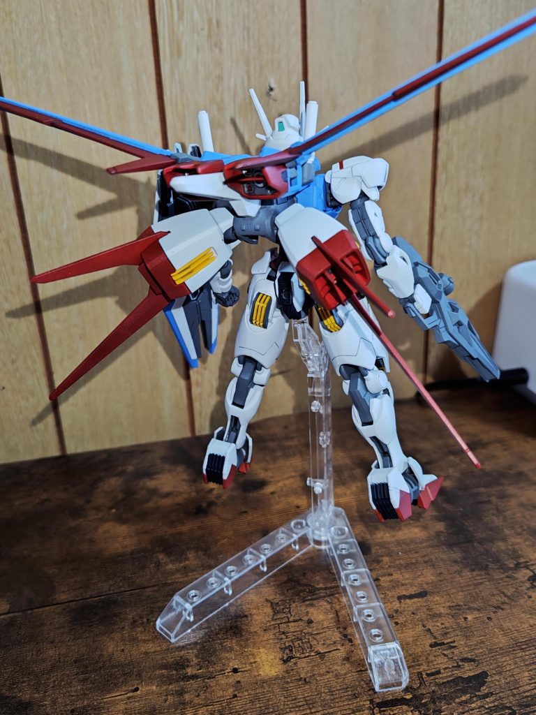 後ろ姿。ストライカー装備で重くなり自立できなくなった。