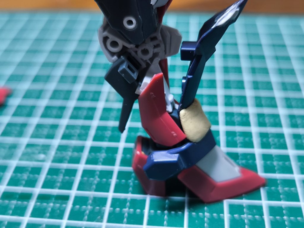 膝を加工する際にすね当てが邪魔だったのですが膝ビームは付けたかったのでアンクルガードとパテで一体化して可動出来るように