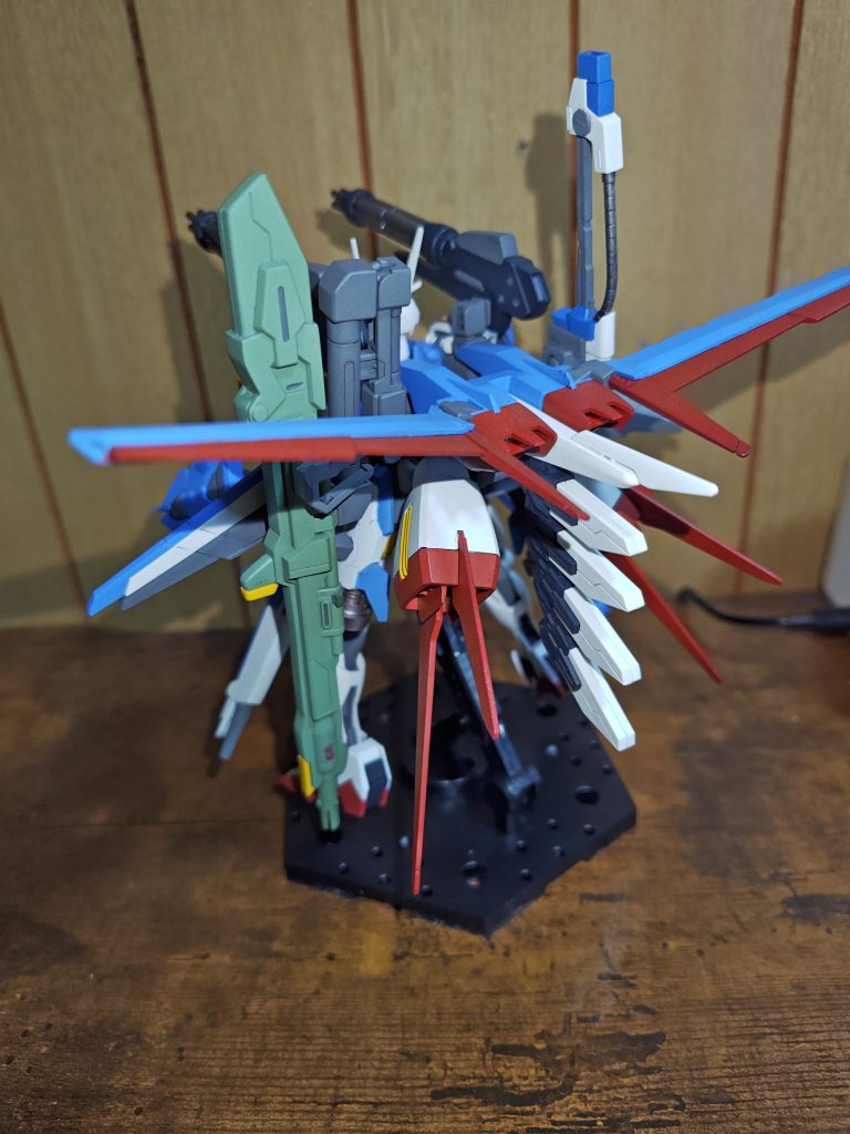 後ろからの写真。重量が大分と増加したので後ろに傾き気味。アグニもついて重たくなってるので、アグニの方にも少し傾いている。