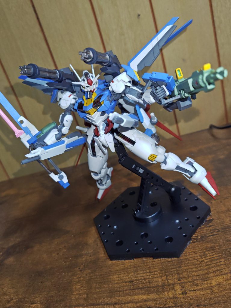 アグニと射撃武装を展開し、背部ウイングも展開した姿。試行錯誤してるうちにエスカッシャンのパーツがいい感じに展開式のウイング風になった。腰部後ろのビームサーベルを収納してるところに30MMシリーズのブースターを塗装して装備。重量増加したのでブースターを追加して機動力の低下を防いでいる設定。